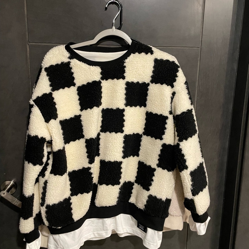 ❤️Sold❤️Black and white checked Sweat shirt Size S/M